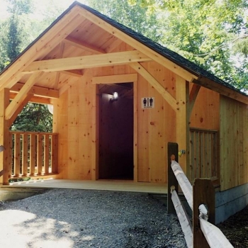 Waterless restroom building